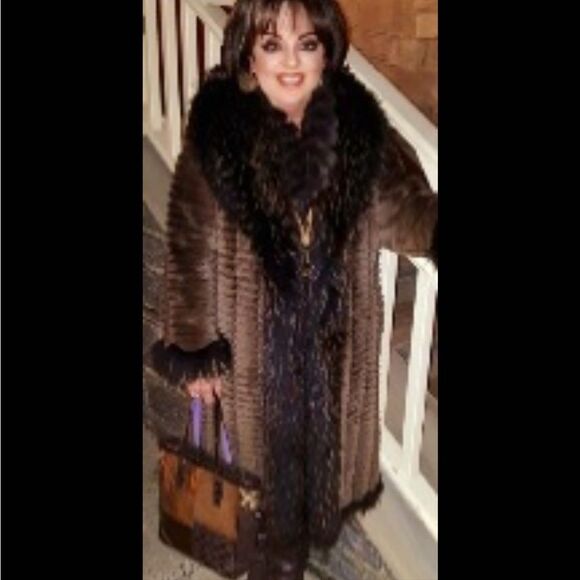 LUXURIOUS SHEARED BEAVER W/ RACOON COLLAR COAT - Picture 1 of 6